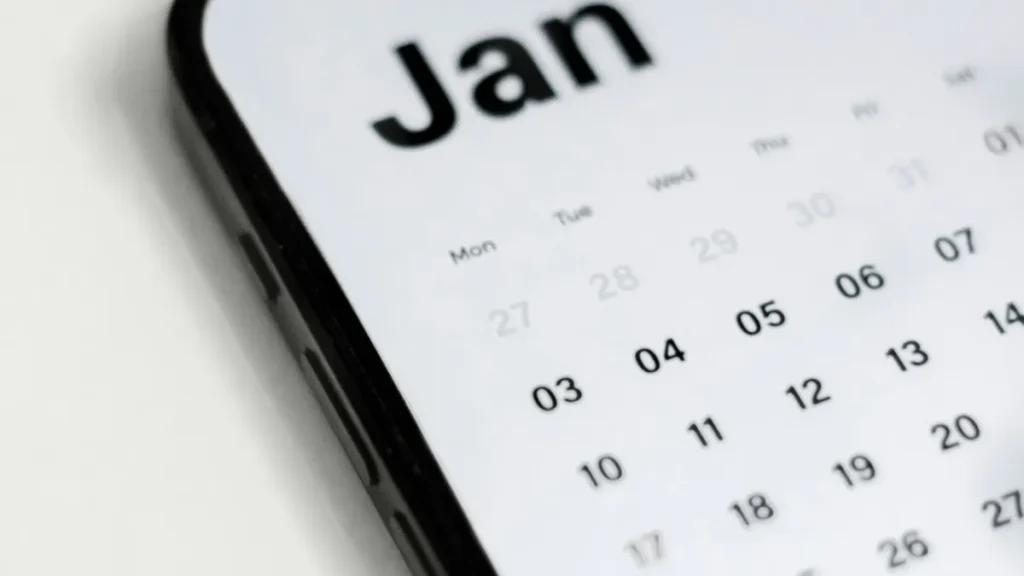 تقويم على شاشة هاتف ذكي لحساب مهلة الستين يوماً بعد البلاغ