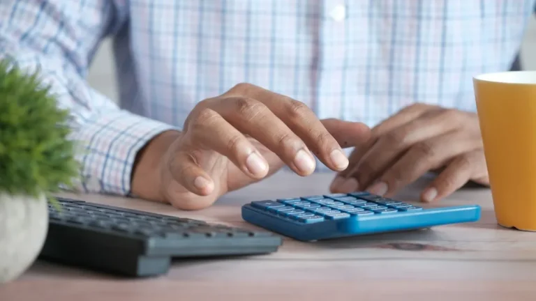 أرخص معقب أم الأنسب؟ كيف تقيّم تكلفة الخدمات الإلكترونية