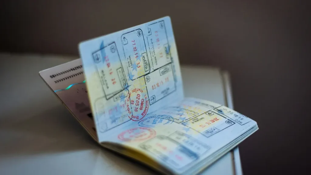 جواز سفر مفتوح عليه أختام تأشيرات، وهو المستند الأساسي في طلب الزيارة العائلية