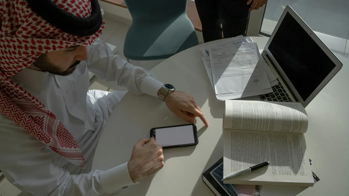 مواطن سعودي يستخدم جواله لإصدار وكالة إلكترونية عبر تطبيق ناجز