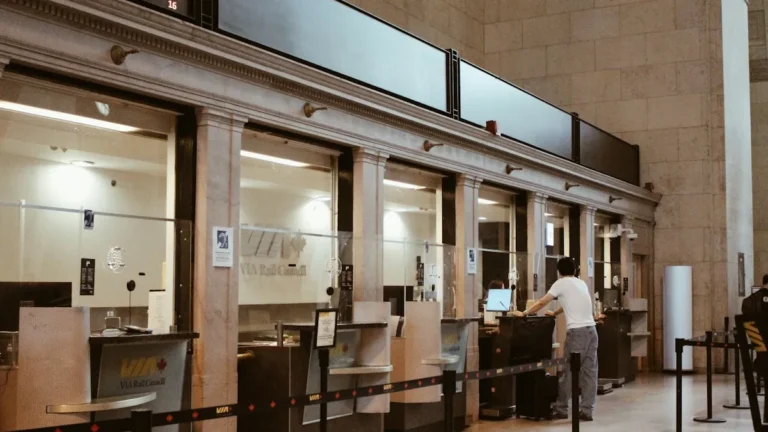 كيف تختار مكتب خدمات عامة إلكتروني مناسب في السعودية؟