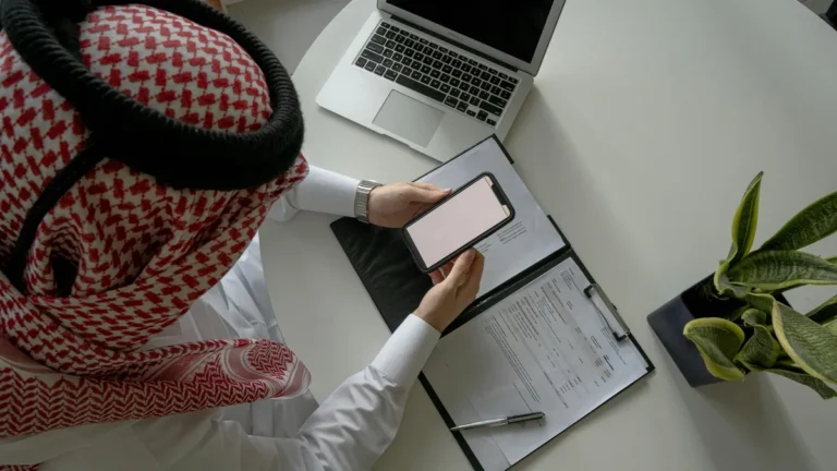 توثيق عقود العمل في قوى: دليل صاحب المنشأة من إنشاء العقد حتى موافقة الموظف